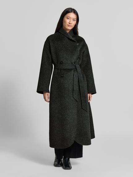 Frauenmodel trägt Mantel mit Schalkragen von Emporio Armani in Dunkelgrau, doppelte Knopfleiste, Taillienband, strukturierte Textur, Ganzkörperansicht von vorne. Rückenlänge 129 cm, Schulterbreite 49 cm, Brustweite 53 cm, Ärmellänge 56 cm.