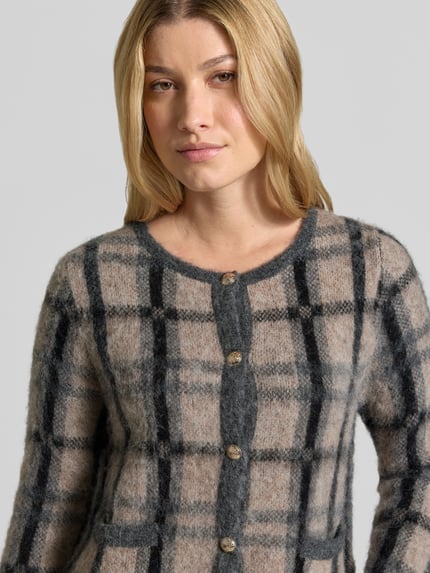 Frauenmodel trägt Strickjacke aus Woll-Mix im Allover-Look von Christian Berg Woman Selection, beige-graues Karomuster, Rundhalsausschnitt, Knopfleiste, Damen Strickjacke Regular Fit mit Alpaka-Anteil, Nahaufnahme Oberkörper.