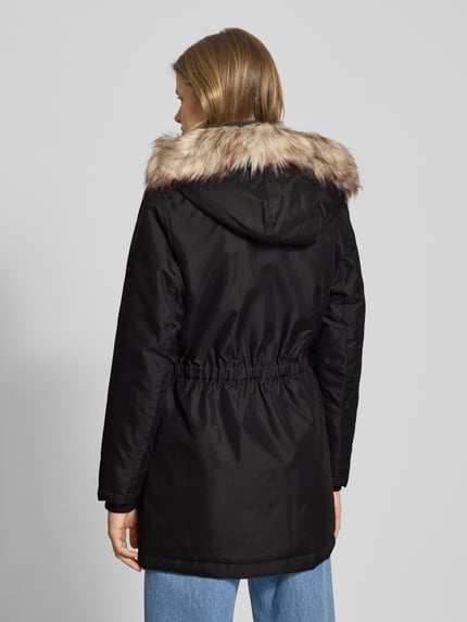 Vrouwenmodel draagt zwarte Shaped Fit Parka met Label Patch model 'IRIS' van Only, met capuchon en webpelz, unicolor, rugaanzicht.