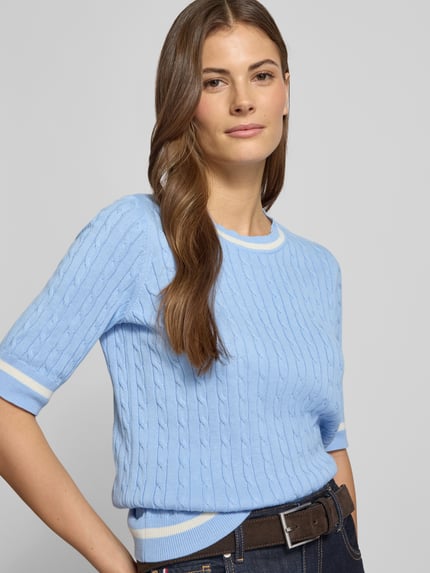 Frauenmodel trägt Strickpullover mit gerippten Abschlüssen von Christian Berg Woman, hellblau mit weißen Details, Regular Fit, Nahaufnahme Oberkörper.