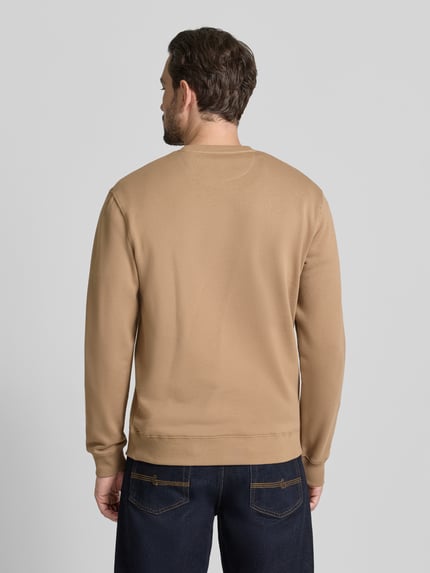 Mannelijk model draagt T-Shirt met Label-Stitching van Scotch & Soda in beige, regular fit, katoen, ruglengte 69 cm, volledig achteraanzicht.