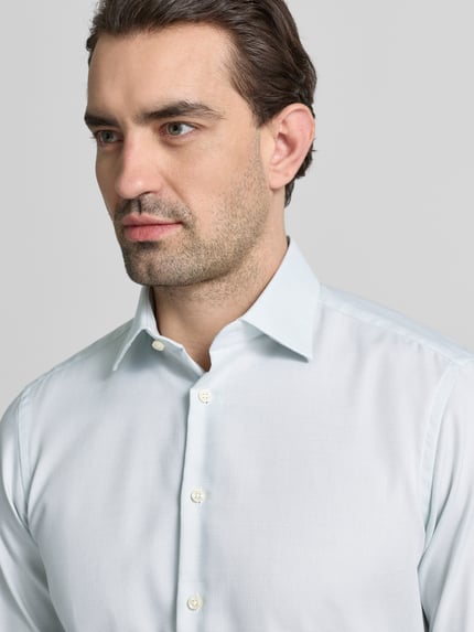 Männermodel trägt Regular Fit Business Hemd aus katoen met Kentkraag van Christian Berg Men, lichtblauw, knoopsluiting, Nahaufnahme Oberkörper.