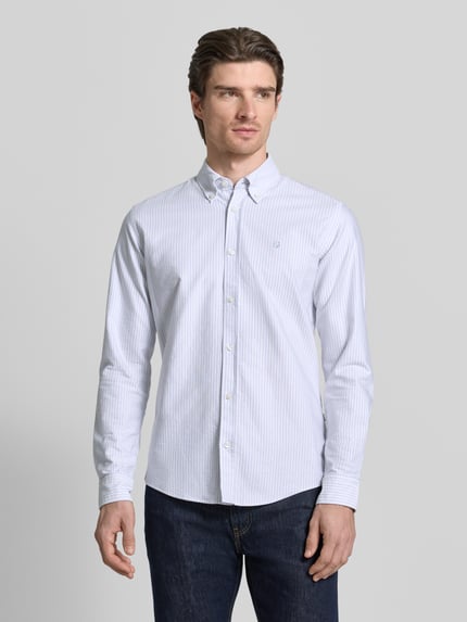 Männermodel trägt Slim Fit Freizeithemd aus reiner Baumwolle Modell 'H-ROAN' von BOSS im Allover-Streifenmuster, Ganzkörperansicht von vorne.