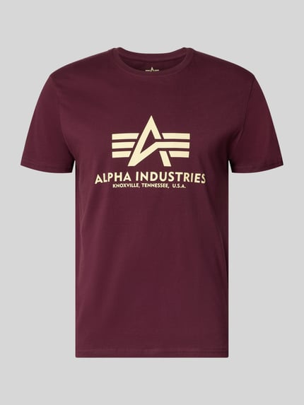 Produktfoto, T-Shirt mit Logo und Rundhalsausschnitt von Alpha Industries in Dunkelrot, reiner Baumwolle, Regular Fit, gerader Schnitt, glatte Textur