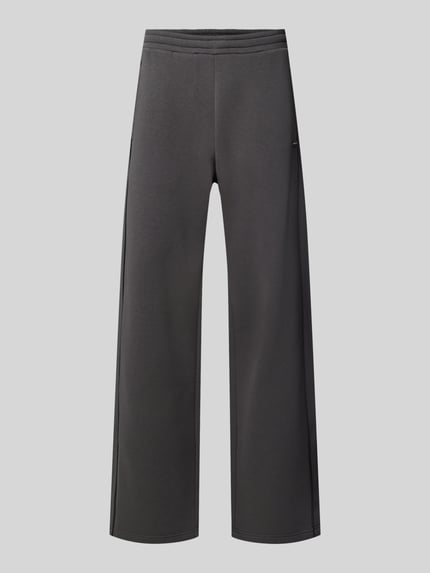 Produktfoto, Straight Fit Sweatpants aus reiner Baumwolle mit Label-Patch von REVIEW in Dunkelgrau, elastischer Bund, Eingrifftaschen, klare Linien und weiche Textur, Innenbeinlänge 40 cm bei Größe M