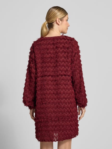 Frauenmodel trägt Minikleid mit strukturierter Oberfläche von Selected in Dunkelrot, unifarben, Mini-Länge, 3/4-Arm, gerade geschnitten, Ganzkörperansicht Rückansicht.