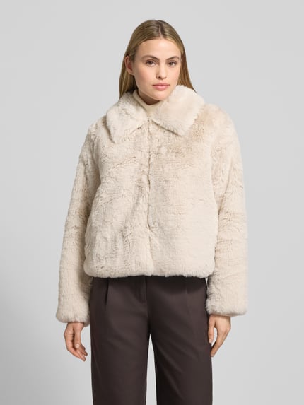 Vrouwenmodel draagt Jacke aus Kunstfell mit Eingrifftaschen van Milano Italy, beige kunstbont, regular fit, voorkant volledig zichtbaar, vooraanzicht.