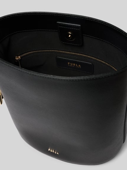 Produktfoto, schwarze Bucket-Bag mit Logo-Applikation Modell 'Roxie' von FURLA, Hauptfach mit Magnetverschluss, Innenfach mit Reißverschluss, verstellbarer Schulterriemen, Taschenmaße: 24 cm Breite, 26 cm Länge, 17 cm Tiefe, Schulterriemenlänge 67 cm.