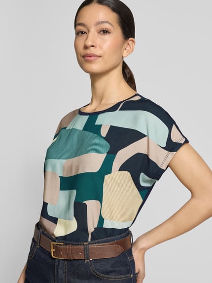 Frauenmodel trägt Comfort Fit T-Shirt aus reiner Viskose von Tom Tailor in Optik: Unifarben, Allover-Muster, Mehrfarbig, Camouflage-Muster, Rundhals, Ärmelform: Ohne, Materialverarbeitung: Jersey, Nahaufnahme Oberkörper.