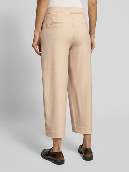 Vrouwenmodel draagt Barrel Fit Stoffhose met Eingrifftaschen Modell 'Myha fresh' van OPUS, beige, materiaal-mix met viscose, volledig lichaam achteraanzicht.