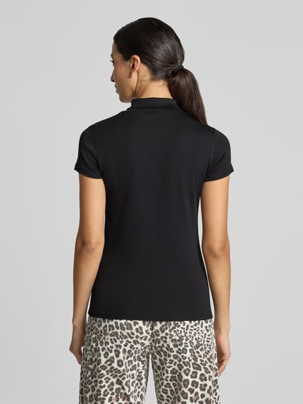 Kobiece model prezentuje Slim Fit T-Shirt mit hochschließendem Polokragen von Marc Cain, Mieszanka bawełny i elastanu, krój slim fit, kołnierzyk polo, Rękaw o dł. 1/2, Długość tyłu w rozmiarze 36: 59 cm, czarny, prosta faktura, Ganzkörperansicht Rückansicht.