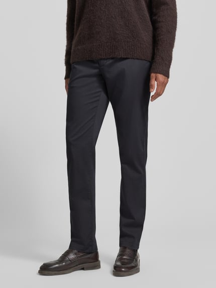 Mannenmodel draagt Regular Fit Chino uit katoenmix Model 'DENTON' van Tommy Hilfiger met all-over motief, zijsteekzakken, knoop- en ritssluiting, donkerblauw, regular fit, mix van katoen, voorkant volledig zichtbaar, detailopname onderlichaam.