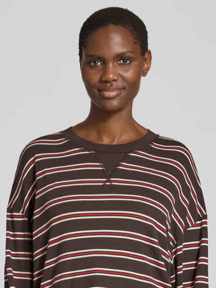 Frauenmodel trägt Relaxed Fit Longsleeve aus Baumwoll-Mix mit Streifenmuster von Closed, braun-weiße Streifen, Nahaufnahme Oberkörper. Rückenlänge bei Größe S: 59 cm, Rundhalsausschnitt, Damen Longsleeve.