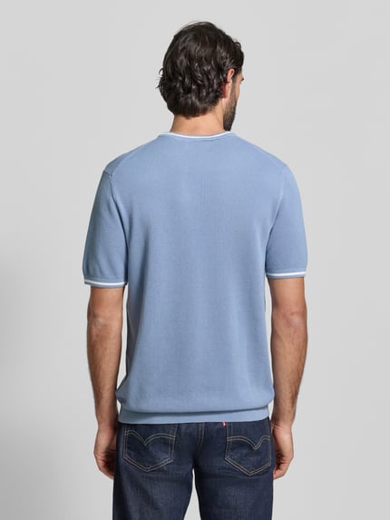 Männermodel trägt Regular Fit T-Shirt in Strick-Optik van Christian Berg Men, lichtblauw, katoen, ronde hals, elastische boorden, rugaanzicht, ganzkörperansicht rückansicht.