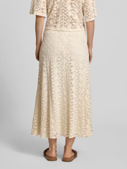 Modelka nosi spódnicę midi im Allover-Look von Jake*s Collection, mieszanka bawełny, linia a, hafty, kremowy, całkowita długość 83 cm, szerokość w rozmiarze 36: 37 cm, widok całej sylwetki z tyłu.