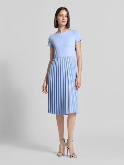 Frauenmodel trägt Midikleid in Plissee-Optik von Christian Berg Woman Selection in Hellblau, Elastischer-Material-Mix, Taillierte Passform, Rundhalsausschnitt, Kurzärmelig, weiches Gewebe, Rückenlänge 108 cm, Brustweite 42 cm, Ärmellänge 15 cm, Ganzkörperansicht von vorne.