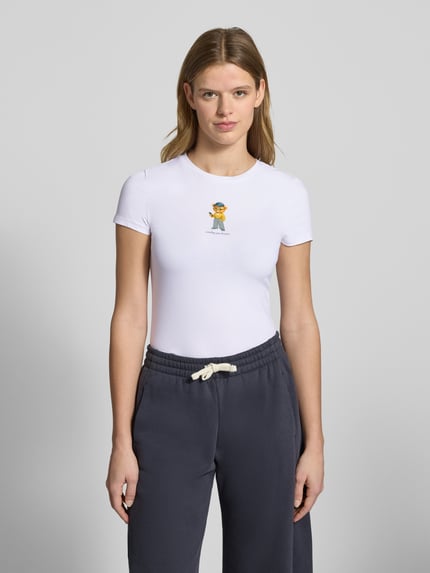 Frauenmodel trägt Slim Fit T-Shirt mit Logo-Print Modell 'Sweet' von Review in Weiß, elastischer Baumwoll-Mix, Ganzkörperansicht von vorne