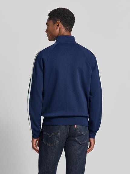 Männermodel trägt Regular Fit Sweatjacke aus Baumwoll-Mix von Polo Ralph Lauren in Dunkelblau mit weißen Streifen, Ganzkörperansicht Rückansicht. Herren Sweatjacke.