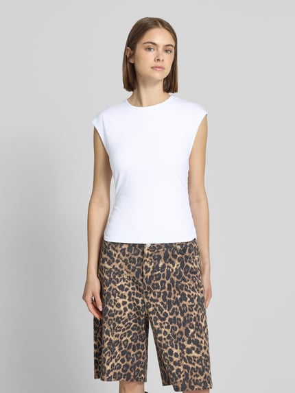 Frauenmodel trägt Slim Fit T-Shirt aus Baumwoll-Mix Modell 'MIRA' von Only, unifarben weiß, Jersey, Rundhals, Ganzkörperansicht von vorne.