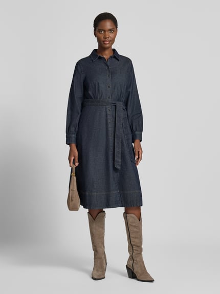 Frauenmodel trägt dunkelblaues Loose Fit Freizeitkleid aus Baumwoll-Mix von Tom Tailor, glatte Struktur, Ganzkörperansicht von vorne, Damen Freizeitkleid von Tom Tailor.