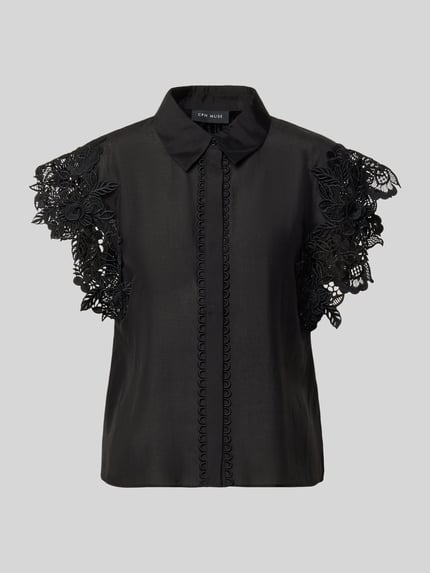 Produktfoto, Regular Fit Bluse mit Spitzenbesatz Modell 'MOLLY' von Copenhagen Muse, schwarzer Material-Mix, verdeckte Knopfleiste, kurzer Ärmel