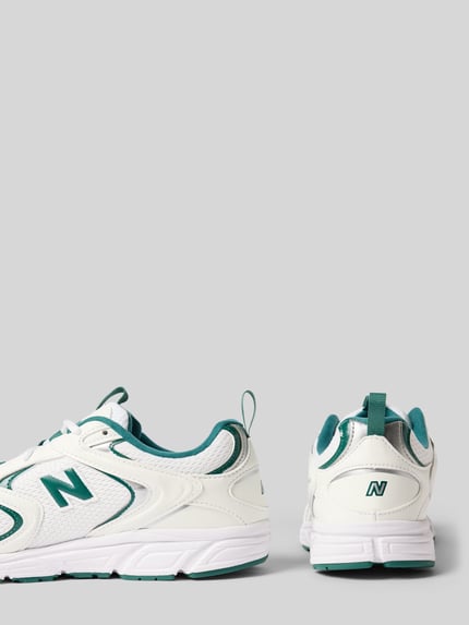 Produktfoto, Sneaker mit Logo-Detail Modell '408' von New Balance, weiß-grün, abgerundete Passform, profilierte Sohle, Damen Sneaker, 3 cm Absatzhöhe, 7 cm Schafthöhe, 8 cm Schaftweite.
