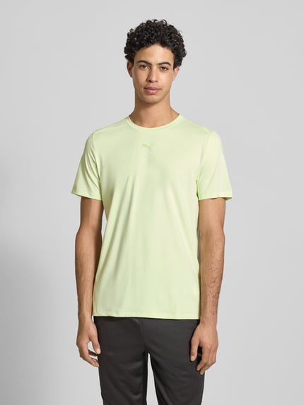 Männermodel trägt Regular Fit T-Shirt mit Logo-Print Modell 'Cloudspun' von PUMA PERFORMANCE in Hellgelb, Rundhalsausschnitt, Ganzkörperansicht von vorne. Rückenlänge bei Größe M: 65 cm.