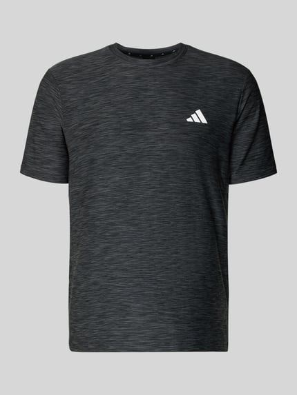 Produktfoto, T-Shirt mit Label-Print von adidas Training in Schwarz, Material-Mix mit Stretch, Regular Fit, gerippter Rundhalsausschnitt.
