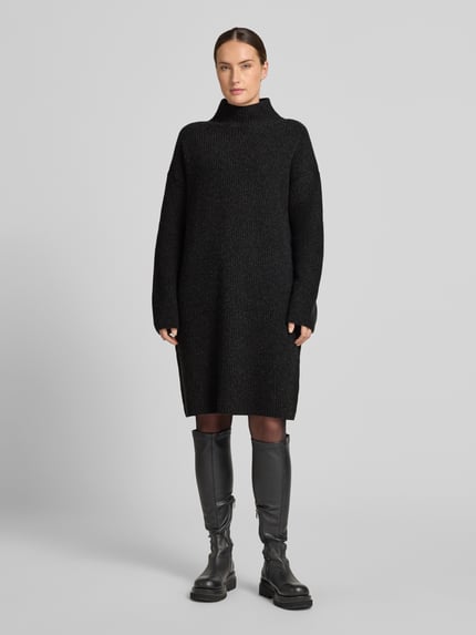 Frauenmodel trägt Loose Fit Strickkleid aus Woll-Mix von Marc O'Polo in dunklem Grau mit grober Strickstruktur, Ganzkörperansicht von vorne. Damen Strickkleid von Marc O'Polo.