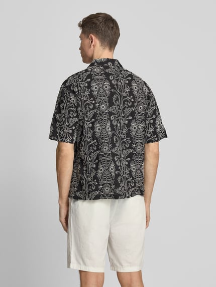 Männermodel trägt Regular Fit Freizeithemd mit floralem Allover-Stitching von JAKE*S STUDIO MEN, Reine Baumwolle, Rückansicht, Ganzkörperansicht.