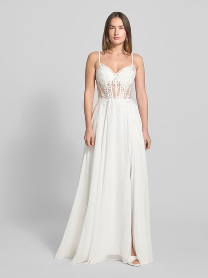 Vrouwenmodel draagt Regular Fit Brautkleid met florale kanten details van Luxuar, semitransparant, vetersluiting, spaghettibandjes, volledig zichtbare voorkant, vooraanzicht volledige lengte.