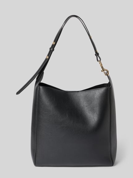 Produktfoto, schwarze Handtasche mit Magnetverschluss Modell 'DALMA' von MANGO, rechteckige Form, glatte Textur, goldener Karabinerverschluss, verstellbarer Schulterriemen, Maße 31x33x11 cm, Riemenlänge 52 cm.