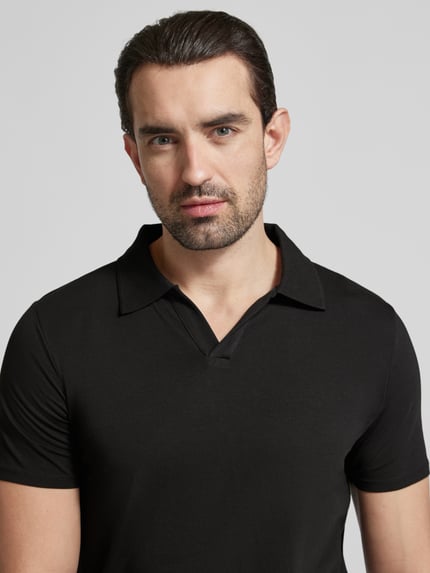 Männermodel trägt Slim Fit Poloshirt mit V-hals van Lindbergh, mix van katoen en elastaan, zwarte kleur, Nahaufnahme Oberkörper.