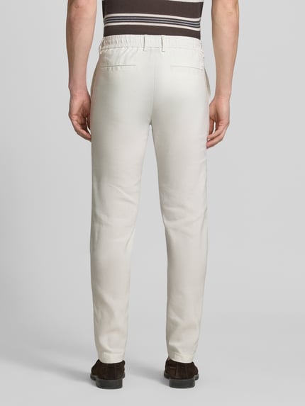 Męski model nosi Modern Fit Straight Leg Hose aus Leinen-Mix Modell 'KANE1' od BOSS, efekt: jednolity kolor, krój regular fit, zapięcie na guzik i zamek błyskawiczny, tunel, wpuszczane kieszenie, kieszenie z wypustkami, mieszanka lnu, całkowity widok z tyłu.
