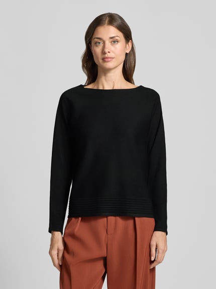 Vrouwenmodel draagt Relaxed Fit Pullover aus Viskose-Mix van s.Oliver BLACK LABEL in zwart, gecombineerd met losse bruine broek, kleuren zwart en bruin, rechte vormen, zachte stof, volledige lichaamsaanzicht van voren.