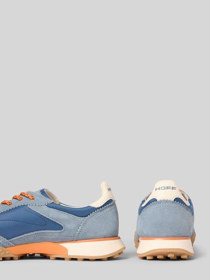 Produktfoto, niebiesko-beżowe sneakersy z mieszanki skóry z detalem z logo, zaokrąglony krój, Model 'Bridge' od HOFF, wysokość obcasa 2 cm, wysokość cholewki 8 cm, szerokość w rozmiarze 40: 8 cm