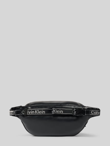 Produktfoto, schwarze Umhängetasche mit Logo-Prägung Modell 'BOLD LOGO WEBBING WAISTBA' von CK Calvin Klein, Herren, glatte Textur