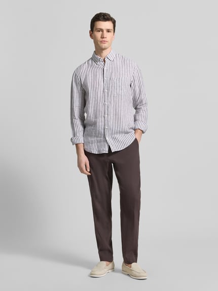 Männermodel trägt Modern Fit Freizeithemd aus reinen Leinen Modell 'Daniel' von Brax, gestreift, Knopfleiste, Button-Down-Kragen, Ganzkörperansicht von vorne.