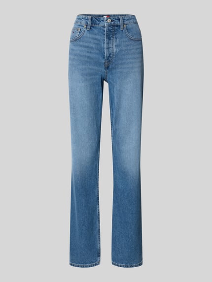 Produktfoto, Straight Fit Jeans aus Baumwoll-Mix von Tommy Jeans, stylizowana na denim, krój straight fit, mieszanka bawełny, 5 kieszeni, naszywka z logo, szlufki na pasek, zapięcie na guzik i ukryty zamek błyskawiczny