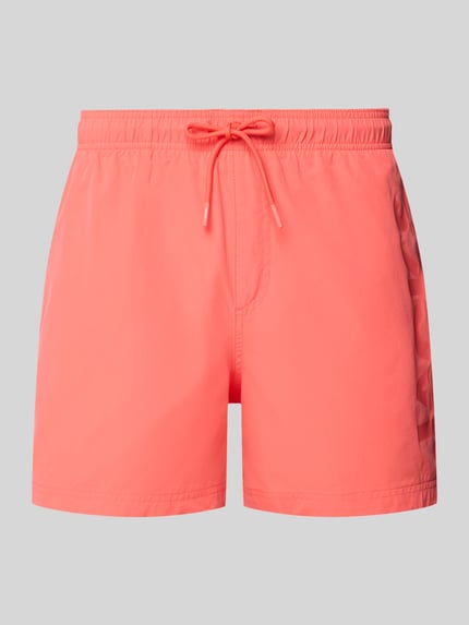 Produktfoto, Badehose mit Label-Print Modell 'MAUI WAVE' von Jack & Jones in kräftigem Korallton, elastischer Bund, Regular-Fit, glatte Textur