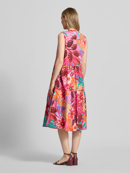 Frauenmodel trägt Midikleid im Stufen-Look von Milano Italy aus farbenfrohem Baumwoll-Mix, taillierte Passform, Rückenlänge 110 cm, Brustweite 47 cm, Ganzkörperansicht Rückansicht.