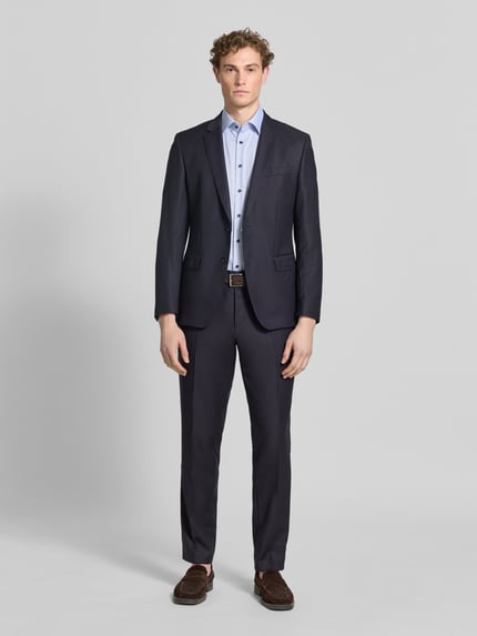Männermodel trägt Regular Fit Business-Hemd mit Kentkragen von Christian Berg Men in Hellblau, Reine Baumwolle, Ganzkörperansicht von vorne.