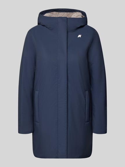 Produktfoto, dunkelblauer Regular Fit Mantel mit Logo-Applikation Modell 'SOPHIE' von K-WAY, glatte Struktur, Kapuze mit Stehkragen, seitliche Taschen, für Damen