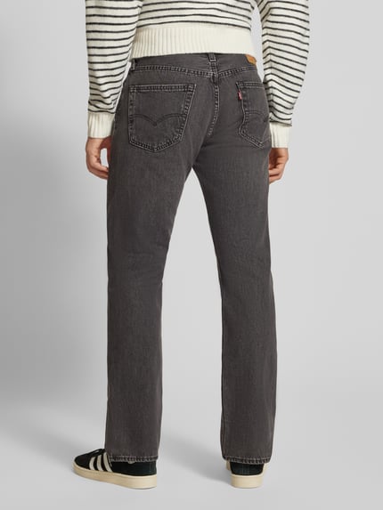 Männermodel draagt Regular Fit Jeans met steekzakken model '501®' van Levi's®, used-look, volledig katoen, volledig achteraanzicht.