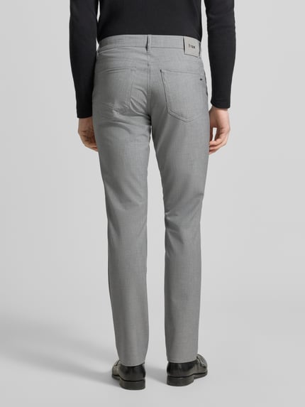 Männermodel trägt Hose mit Eingrifftaschen Modell 'Chuck' von Brax, grauer Material-Mix mit Viskose-Anteil, Regular-Fit, Ganzkörperansicht Rückansicht. Bundweite bei Größe 32/32: 43 cm, Innenbeinlänge: 84 cm.