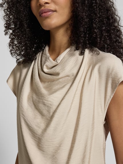 Frauenmodel trägt Drapiertes Blusentop aus Modal-Mix von Jake*s Collection in Beige mit Kappärmel und Drapierungen, Nahaufnahme Oberkörper.