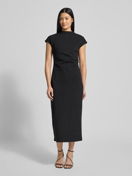 Frauenmodel trägt Midikleid mit Stehkragen Modell 'Dominique' von GUIDO MARIA KRETSCHMER WOMAN, schwarzer Baumwoll-Mix, taillierter Schnitt, Ganzkörperansicht von vorne.