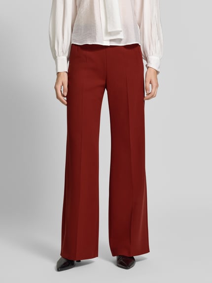 Frauenmodel trägt Weite Hose mit Bügelfalten von windsor. in Rot, Slim Fit aus Material-Mix mit Viskose-Anteil, Eingrifftaschen, Nahaufnahme Unterkörper, Ganzkörperansicht von vorne.