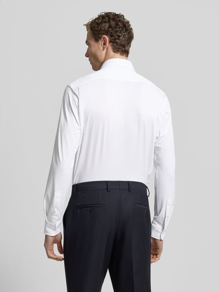 Männermodel trägt Regular Fit Freizeithemd mit Kentkragen Modell 'LIAM' von BOSS, Optik: Unifarben, Materialverarbeitung: Popeline, Ganzkörperansicht Rückansicht.