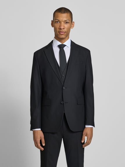 Männermodel trägt Slim Fit Sakko mit Schurwoll-Anteil Modell 'Totti' von CINQUE in Schwarz, glatte Struktur, Ganzkörperansicht von vorne. Sakko mit Reverskragen, Knopfleiste und Pattentaschen, elastischer Material-Mix.